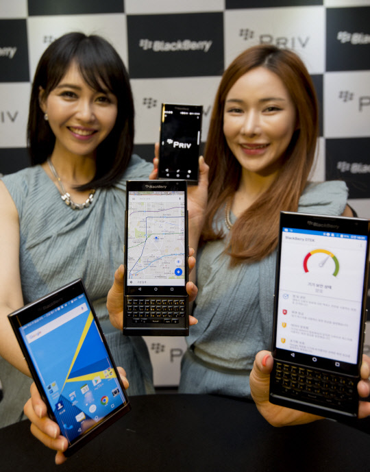 블랙베리가 20일 서울 소공동 웨스틴조선호텔에서 첫 안드로이드 운영체제(OS) 스마트폰 '프리브'를 선보이고, 국내 공식 판매를 시작했다. 프리브는 블랙베리 자체 OS를 버리고 안드로이드 OS를 채택했고, 기존 물리 키보드를 제공하는 게 특징이다. 이날 모델들이 제품을 들어보이고 있다.  유동일기자 eddieyou@